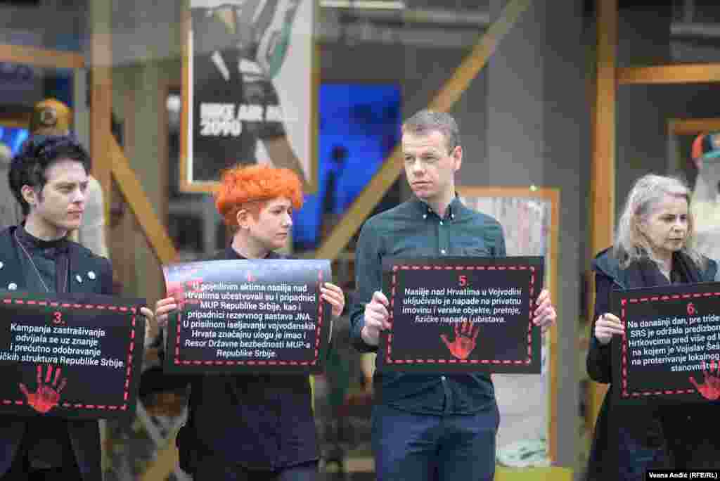 Aktivisti transparentima podsećaju šta se dešavalo 1992. godine u Hrtkovicma. &nbsp;