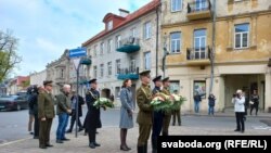 Ускладаньне кветак да помніка Тарасу Шаўчэнку ў Вільні, 8 траўня 2022