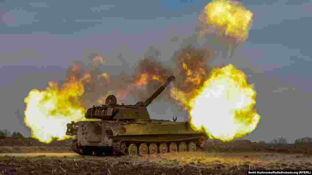 Украинские военные ведут огонь из 122-мм самоходной артиллерийской установки 2С1 &laquo;Гвоздика&raquo; по скоплению боевой техники войск РФ. Харьковская область, 7 мая 2022 года