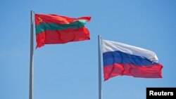 Steagul autoproclamatei republici nistrene și al Federației Ruse, arborate în centrul Tiraspolului. 