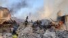 Požar u ruševinama nekadašnje zgrade škole u Bilohorovki, u regiji Luganska na istoku Ukrajine, 8. maj 2022.
