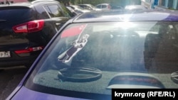 Наклейка «Бабушка с красным флагом» на автомобиле в Симферополе, 6 мая 2022 года