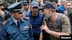 Armenia -- Armenian opposition leader Nikol Pashinian talks to police Colonel Valeri Osipian during a rally in Yerevan, April 29, 2018.