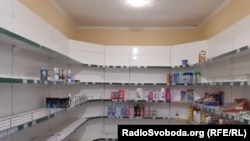 Напівпорожні магазини у Новотроїцькому