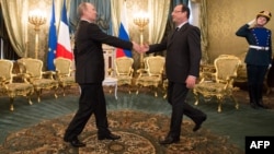 Russian President Vladimir Putin (left) welcomes French President Francois Hollande at the Kremlin.