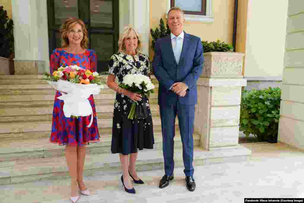 În cadrul unei întâlniri private cu Carmen Iohannis, Jill Biden s-a fotografiat alături de soții Iohannis. Primele doamne au primit câte un buchet de flori.