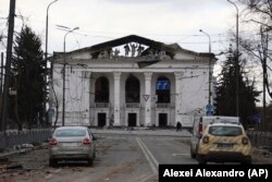 Dramsko pozorište u Mariupolju, nakon bombardiranja 16. marta 2022., koje je korišteno kao sklonište, na području koje sada kontroliraju ruske snage.