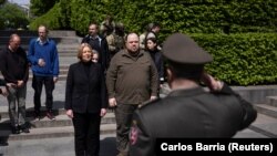 Գերմանիայի խորհրդարանի նախագահ Բերբել Բասը Ուկրաինայի խորհրդարանի խոսնակ Ռուսլան Ստեֆանչուկի ուղեկցությամբ մասնակցել է Անհայտ զինվորի գերեզմանին ծաղկեպսակ դնելու արարողությանը, 8-ը մայիսի, 2022թ.