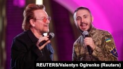 Lider benda U2 Bono i ukrajinski vojnik, Taras Topolia, frontmen benda Antytila pjevaju tokom nastupa za Ukrajince unutar stanice metroa 8. maja 2022. 