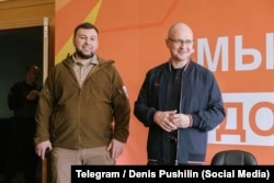Денис Пушилин (слева) и Сергей Кириенко в оккупированном Россией Мариуполе