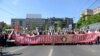 Учасники маніфестації несли сербські й російські прапори і велику літеру «Z» – символ російської агресії проти України
