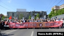 Учасники маніфестації несли сербські й російські прапори і велику літеру «Z» – символ російської агресії проти України