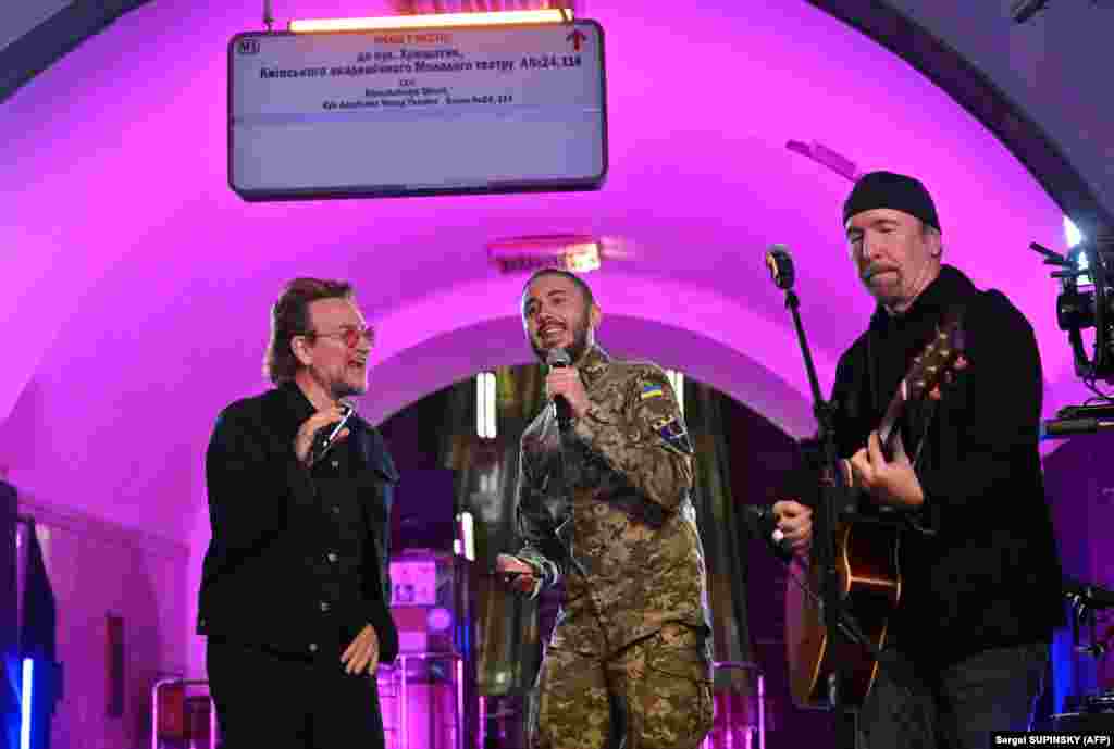 Pjevač grupe U2 Bono Vox (lijevo) i gitarista The Edge (desno) nastupaju na stanici metroa u Kijevu sa ukrajinskim pjevačem Tarasom Topolijom (u sredini), koji sada služi u ukrajinskoj vojsci. Bono se osvrnuo na hit pjesmu benda Pride (In The Name of Love) kada je rekao: &quot;Večeras, 8. maja, pucnji će odjeknuti na nebu Ukrajine, ali ćete konačno biti slobodni. Oni vam mogu oduzeti živote, ali oni nikada ne mogu uzeti tvoj ponos&quot;.