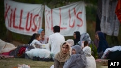 تعدادی از افغانهای پناهجو که در انتظار رسیده گی به پرونده های مهاجرتی خود در پاکستان به سر می برند