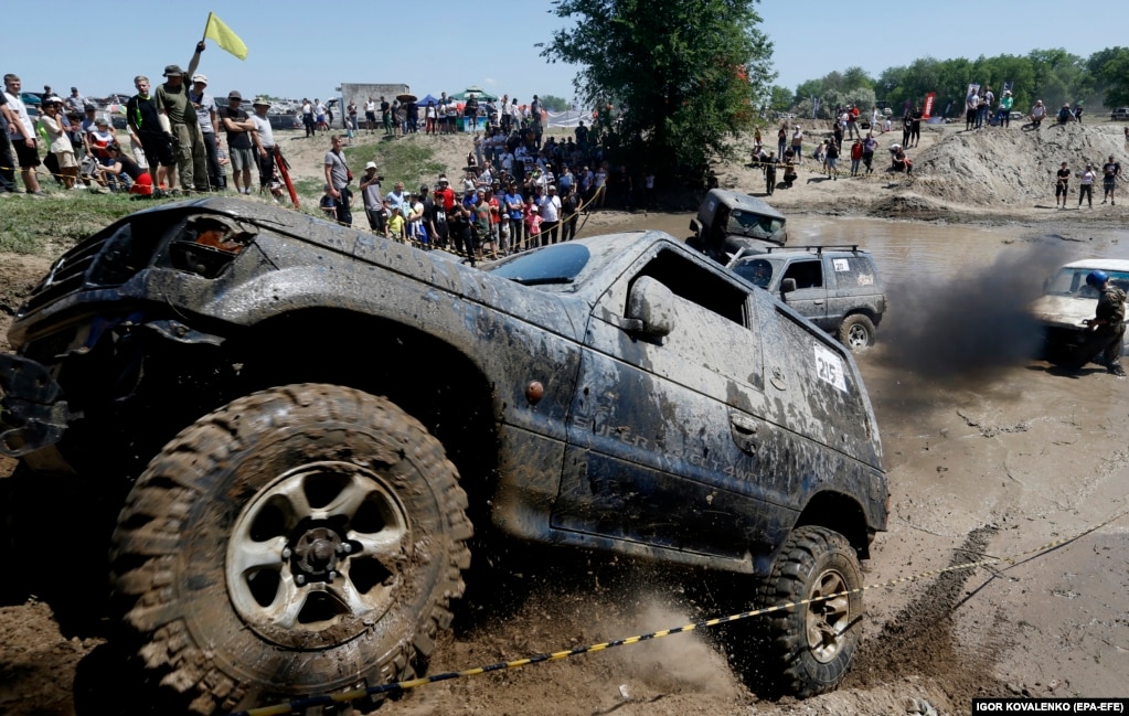 Shoferët i drejtojnë automjetet e tyre në terren të vështirë e me gropa balte gjatë Festivalit Jeep Sprint, në fshatin Ozernoe, Kirgizi.