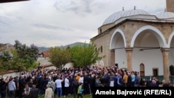 Sahrana posle ekshumacije i obdukcije muftije Muamera Zukorlića u haremu Altun alem džamije u Novom Pazaru, 6. maj 2022.