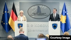 Ministrja gjermane e Mbrojtjes, Christine Lambrecht dhe kryeministri i Kosovës, Albin Kurti.