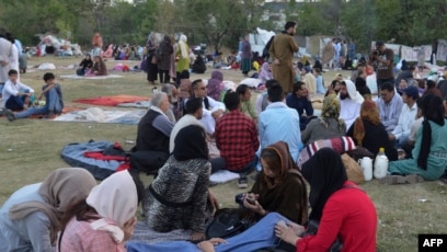 تعدادی از پناهجویان افغان در پاکستان که منتظر رسیده گی کیس های مهاجرتی خود به بریتانیا و سایر کشور ها هستند
