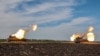 Самоходные украинские артиллерийские установки 2С1 «Гвоздика» ведут огонь по скоплению российских сил. Харьковщина, 7 мая 2022 года
