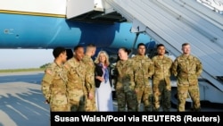 Prima Doamnă a Statelor Unite, Jill Biden, a servit masa soldaților de la baza Mihail Kogalniceanu di România.6 mai 2022. (AP Foto/Susan Walsh, Pool)