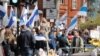 Protest contra războiului cu noile steaguri alb-albastre ale unora din rușii care trăiesc în străinătate, Londra, 8 mai 2022