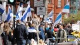 Protest contra războiului cu noile steaguri alb-albastre ale unora din rușii care trăiesc în străinătate, Londra, 8 mai 2022