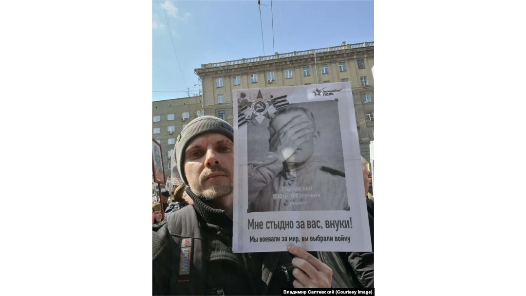 Activistul Vladimir Saltevski a fost arestat pentru că ținea un afiș cu o fotografie a unui soldat sovietic al Armatei Roșii din cel de-al Doilea Război Mondial pe care scria: „Mi-e rușine cu voi, nepoților”.