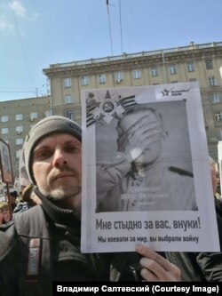 Activistul Vladimir Saltevski a fost arestat pentru că ținea un afiș cu o fotografie a unui soldat sovietic al Armatei Roșii din cel de-al Doilea Război Mondial pe care scria: „Mi-e rușine cu voi, nepoților”.