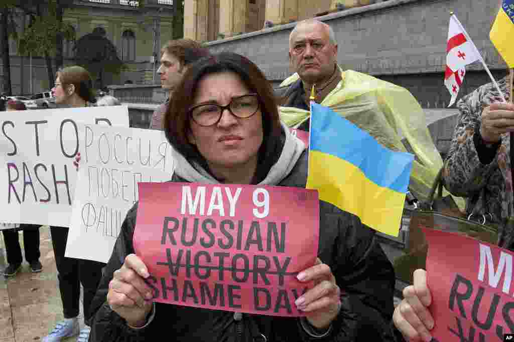 &bdquo;Május 9-e a szégyen napja&rdquo; &ndash; áll ezen a plakáton. Többen tüntettek az Ukrajnával szembeni orosz agresszió ellen Georgiában egy nappal a győzelem napi parádé előtt