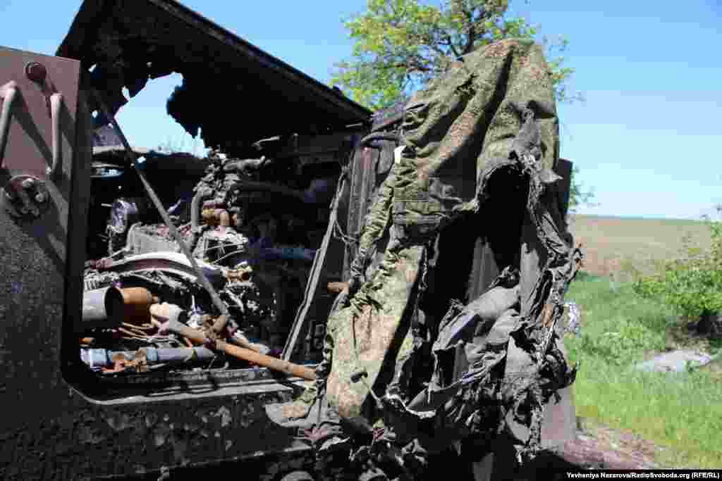 Російська військова форма на знищеному українськими військовими російському БМП-3 