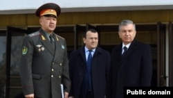 Uzbek President Shavkat Mirziyoev (right) with his chief of staff, Zainilobiddin Nizomiddinov (center), in 2020.