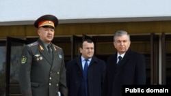 Prezident Shavkat Mirziyoyev va uning administratsiyasi rahbari Zaynilobiddin Nizomiddinov (o‘rtada)