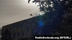 Над будівлею Новотроїцької селищної ради – український прапор