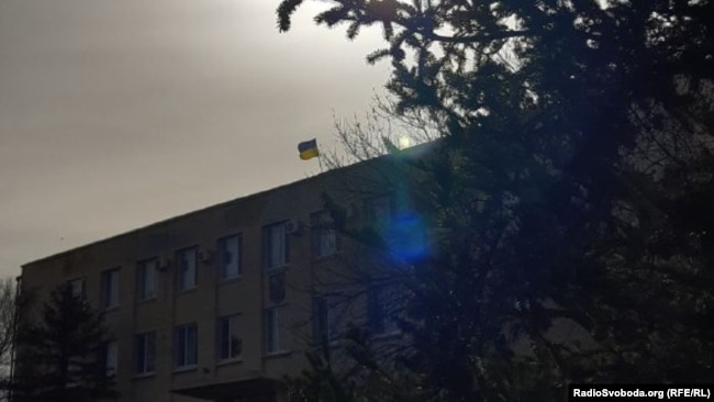 Над будівлею Новотроїцької селищної ради – український прапор