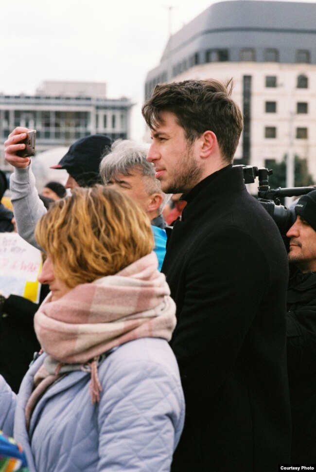 Евгений Бугреев на интивоенной демонстрации в Словакии