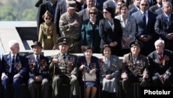 Armenia - Armenian veterans of World War Two attend an official ceremony to mark the 77th anniversary of the Soviet victory over Nazi Germany, Yerevan, May 9, 2022.