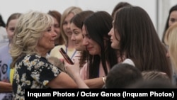 Prima doamnă a SUA Jill Biden, alături de prima doamnă Carmen Iohannis, a discutat cu mamele din Ucraina care i-au povestit experiențele grele prin care au trecut până să ajungă la București. 