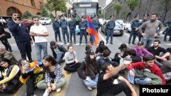 Armenia - Opposition protesters block a street in Yerevan, May 6, 2022.
