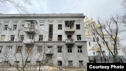 Фото, которыми с редакцией поделился Денис Кратт (Жанна Симеиз). На фото дом его родителей в Харькове, который обстреляли российский военные 1 марта 2022 года
