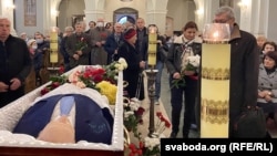 Mourners pay their last respects to Stanislau Shushkevich in Minsk on May 7. 