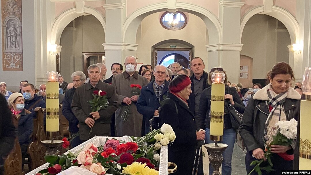 Ožalošćeni odaju posljednju počast Stanislavu Šuškeviču u Minsku 7. maja 2022.