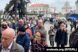 حضور هواداران شوشکویچ در خارج از کلیسایی که مراسم یادبود او در آنجا در جریان بود، برای آخرین دیدار با پیکرش