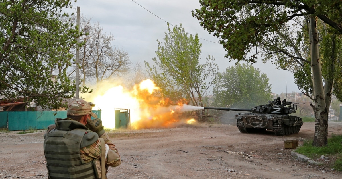 Bir yigit stolda osiyolik ayolning kokraklarini siqib qoyadi. Qizlar porno onlayn