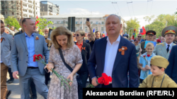 Igor Dodon a feleségével és a fiával a győzelem napi ünnepségen Kisinyovban 2022. május 9-én. A volt elnökön a Szent György-szalag látható.