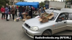 Біля ринку торговці займають місця та продають все, що їм вдалося купити у Криму