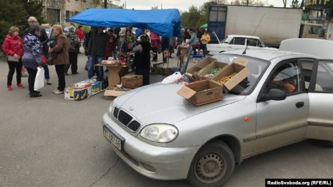 Біля ринку торговці займають місця та продають все, що їм вдалося купити у Криму