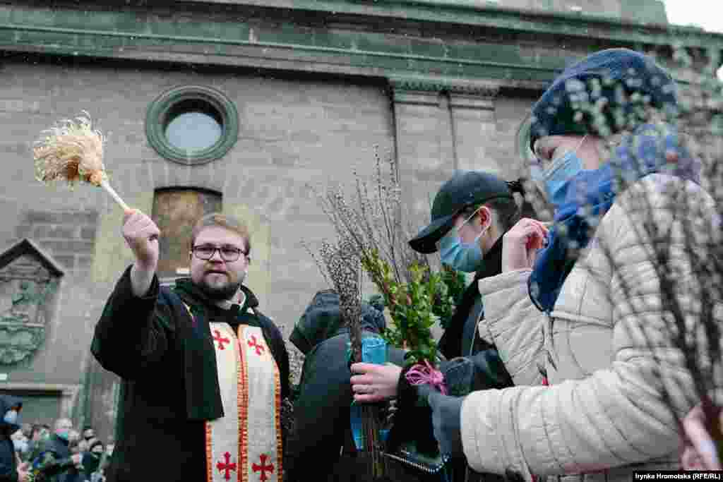 Освячення святої верби у церкві Андрія у Львові. НА ЦЮ Ж ТЕМУ