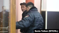 Полиция қызметкері Абловас Жұмаевты апелляциялық сот отырысынан соң залдан әкетіп барады. Ақтау, 15 қараша 2018 жыл.