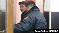 Полиция қызметкері Абловас Жұмаевты апелляциялық сот отырысынан соң залдан әкетіп барады. Ақтау, 15 қараша 2018 жыл.