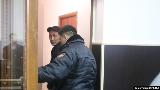 Абловаса Джумаева выводят из суда на процессе по рассмотрению его апелляции на приговор. Актау, 15 ноября 2018 года.